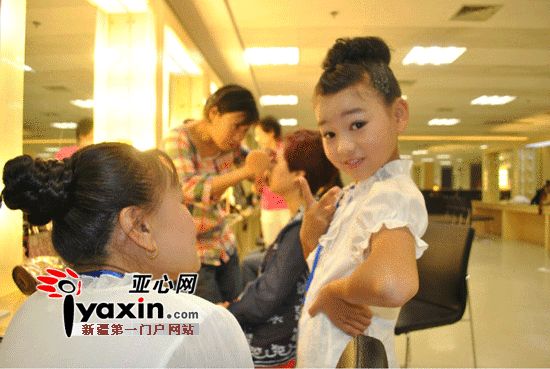 新疆伊犁"拉丁女孩"白睿淼共舞曾志伟