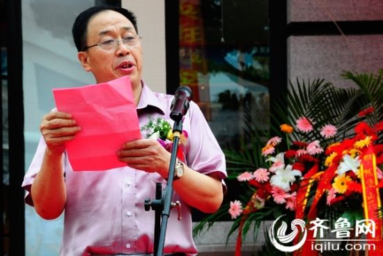 定陶县县委书记张毓华在开业典礼上致辞,助阵农产品直销点,帮百姓宣传