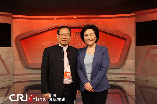 主持人郭丹与张明敏合影