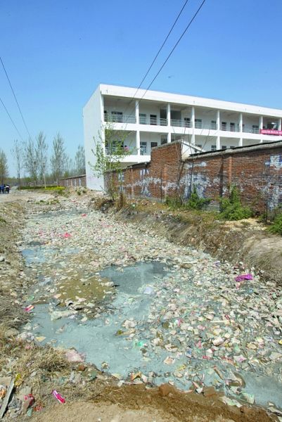 鼻孩子每天都在污水横流的环境里生活兰考县一校园周围被工业污水三面