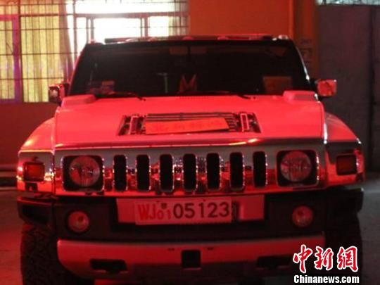 图为惠州市武警支队警备纠察分队队员拍摄的奔驰车与悍马车悬挂假武警