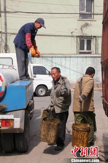 農民掏糞工堅持28年 每天掏200桶換來