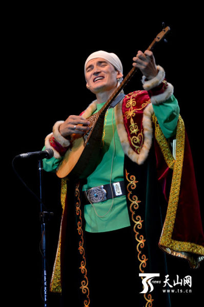 宋歌摄影报道)一支支原汁原味的哈萨克族舞蹈,一首首悠扬动听的草原