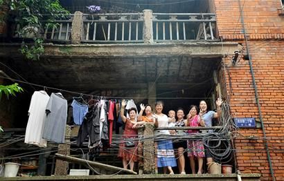 与老邻居合张影 和老房子说再见