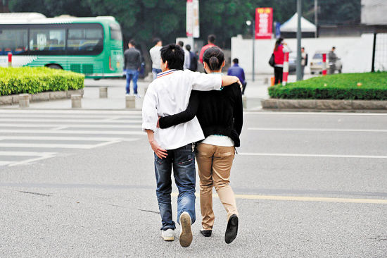 女性虽主动 男性仍孤独