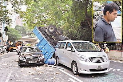 香港貨車高速俯衝側翻致8車連環相撞