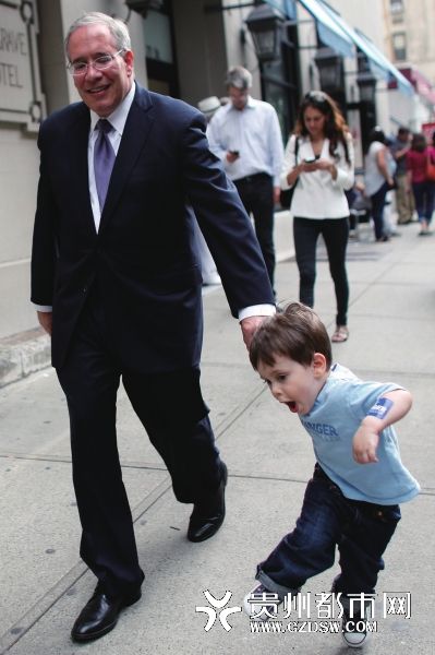 英国首相卡梅伦亲自为新生的小女儿喂奶.