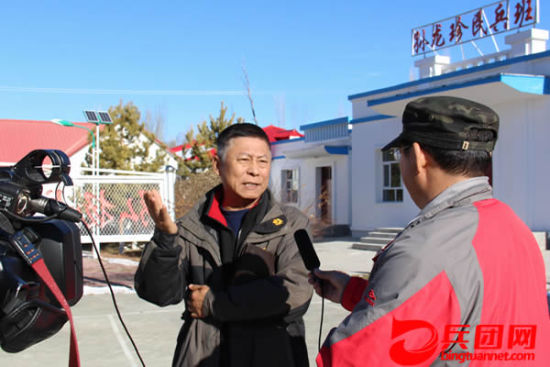 中央电视台著名的主持人焦建成,在"孙龙珍民兵班"所在地接受九师电视