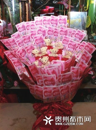 扬州市花满堂花店接到一份特别的花束订单,客户要求用100张百元人民币