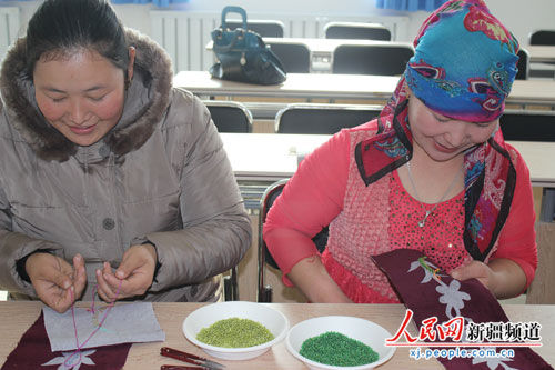 牧民吐孙古丽正在学习民族刺绣技术.