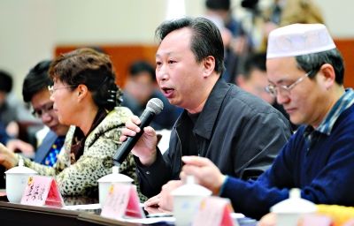 左图:宋俭委员发言中图:斯龙平委员发言右图:李海波委员发言记者 周超