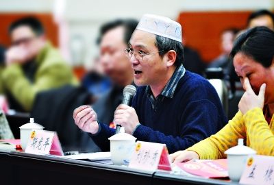 左图:宋俭委员发言中图:斯龙平委员发言右图:李海波委员发言记者 周超