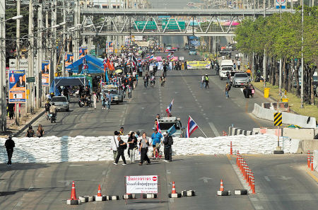 1月13日,在泰国首都曼谷,反政府示威者在"封城"行动中封堵路口.