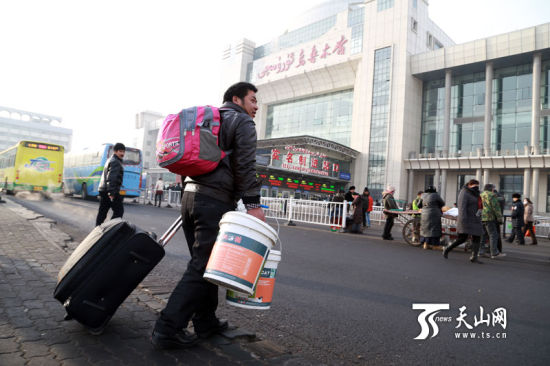 新疆春运拉开帷幕 旅客:能回家就很开心