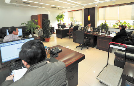 20平方米办公室坐进了3个人