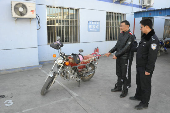 新疆哈密三道岭警方破获系列飞车抢夺案