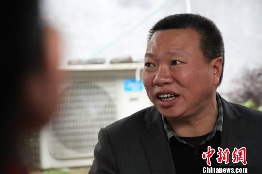 图为:温州永嘉大若岩镇书记汤森海正在和村干部商讨如何打造"民宿特色