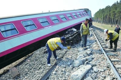 k7034次列车脱线,5车厢翻路边