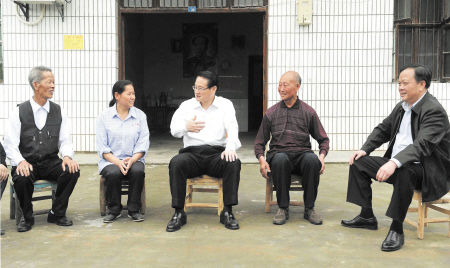 昨日,省委常委,市委书记易炼红来到浏阳市古港镇沔江村,坐在村民肖