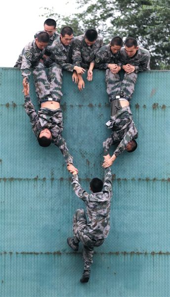 中国军校首次向外媒开放 学员魔鬼训练曝光