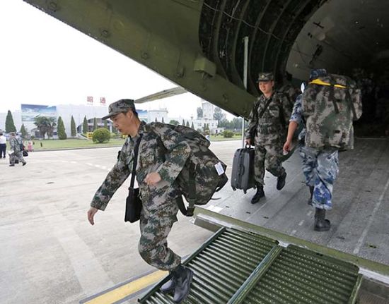 8月4日,在成都太平寺機場,成都空軍的機組人員在研究飛行路線. 新華社