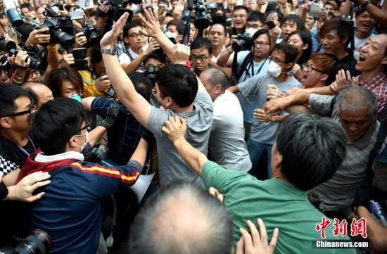 香港警方占中者非法霸占路面是引发冲突根源