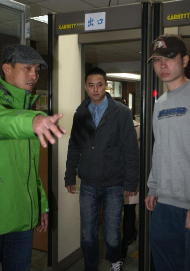 蒋介石曾孙蒋友青被控恐吓学校获刑6个月