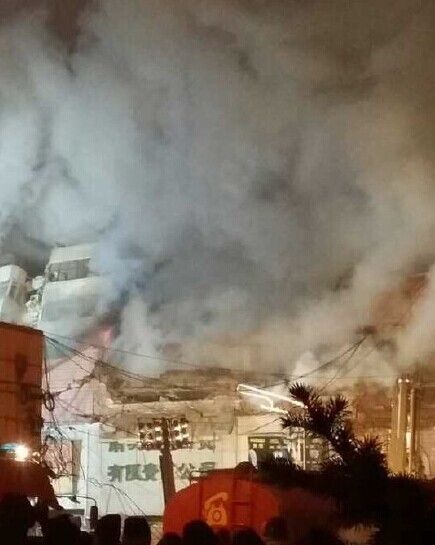 哈尔滨仓库大火导致塌方 多名消防员被埋(图)