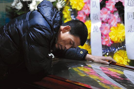 1月8日,烈士傅仁超的父亲趴在儿子灵柩前送别儿子新华社记者 王松/摄