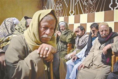 极端组织"伊斯兰国"利比亚分支15日在社交网站上传一段视频,显示21名