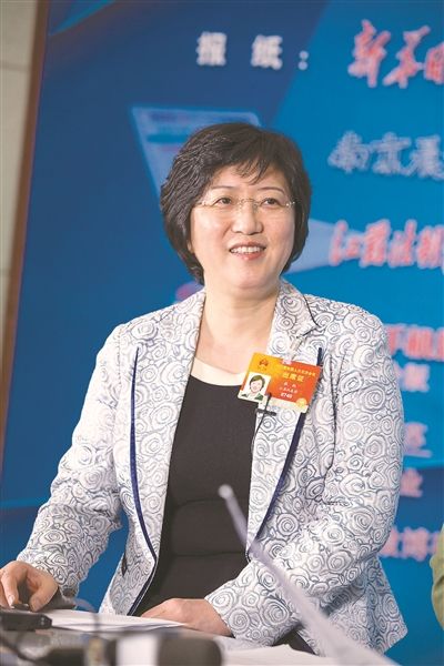 嘉 宾:陈丽芬全国人大代表,江苏阳光集团董事长张 红全国人大代表