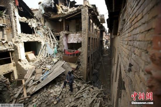 4月25日，尼泊尔发生里氏8.1级地震，首都加德满都大量房屋倒塌，部分道路堵塞中断。图为尼泊尔民众在废墟中寻找亲人。