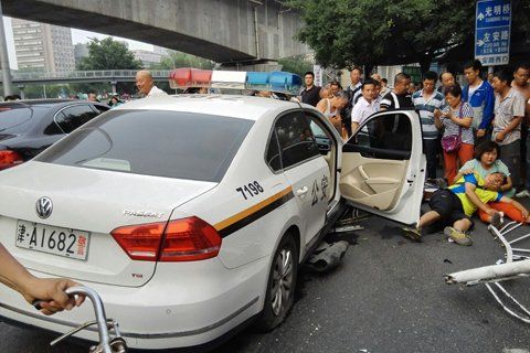 津牌警车冲出北京二环 撞断10米护栏撞伤2人