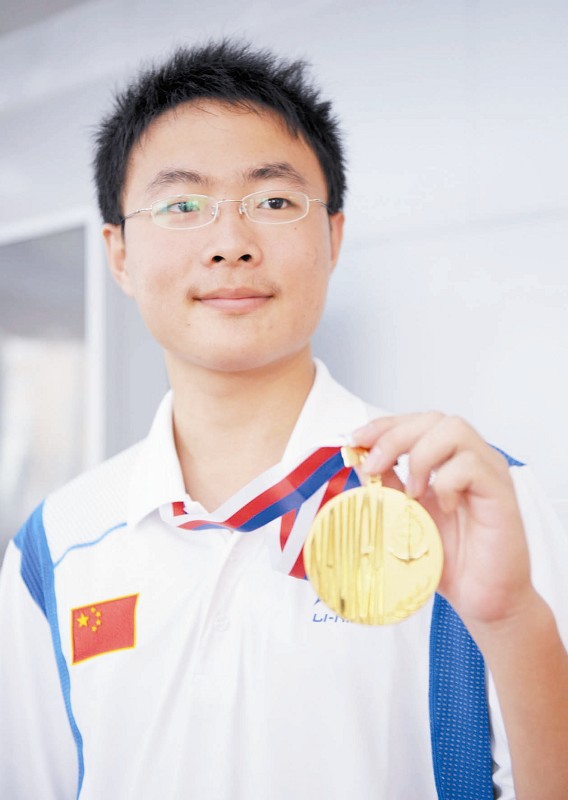 世界航模大赛双十学生摘金