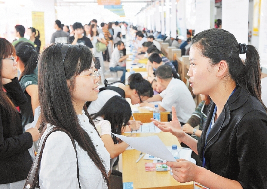 近200家企业进场,推出见习岗位3000多个,吸引该市包括大学生在内