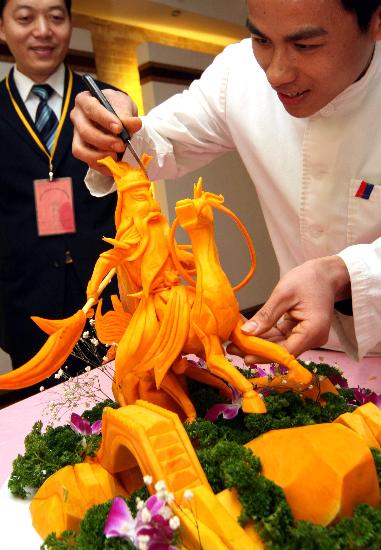 国内新闻 正文       11月13日,河南许昌一名厨师在技能大赛中雕刻