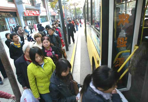 图文:排队上公交秩序更安全
