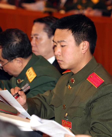 图文:解放军代表向南林