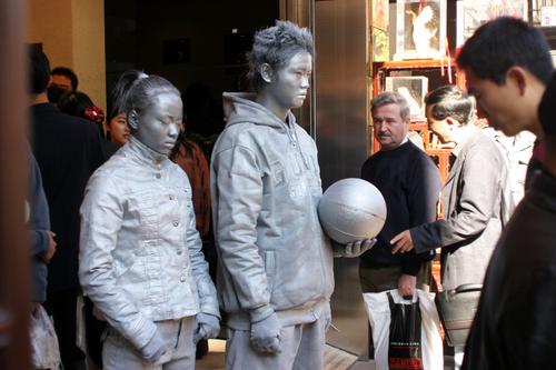 图文真人扮塑像为商家做秀