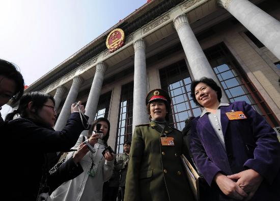 图文宋春丽委员和刘雅琴委员走出会场