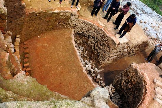 窑址发掘出5座宋元窑炉考古专家在考察西坝窑址的一座窑炉(4月8日摄)