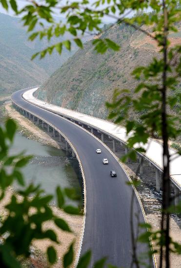 图文:(重点工程巡礼)(1)沪陕高速公路年内将全线通车 穿越秦岭不再难