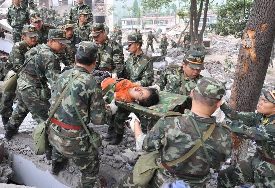 图片 四川汶川强烈地震专题 正文 5月13日,武警战士在抢救受灾学生.