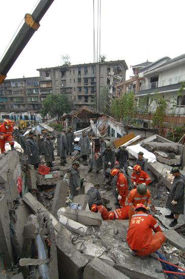 2008年5月13日,救援人员在都江堰市新建小学垮塌的废墟中搜救幸存者.