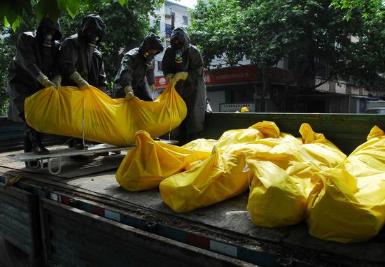 汶川地震死人图片