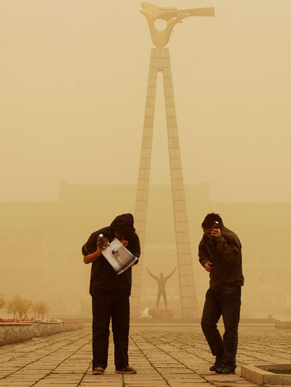 组图:长春市遭黄色扬尘天气