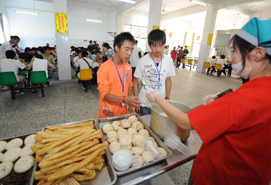 图文:四川灾区武汉就读学生在食堂就餐