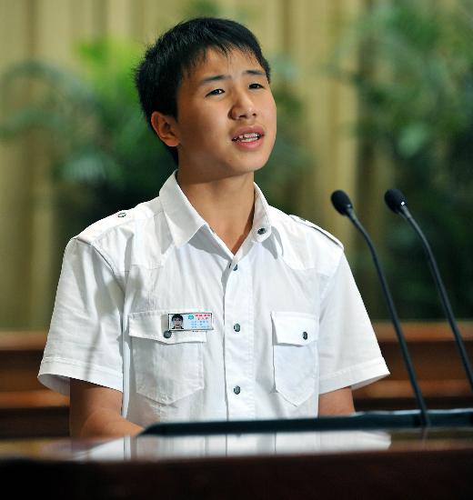 图文:初三学生雷楚年在报告会上发言