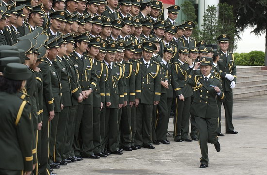 图文:中国军人更换新式制服