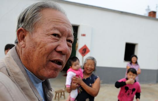 图文严俊昌向记者介绍家中的生活状况